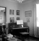 Interiör. Piano.