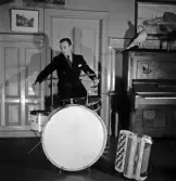 Man vid ett trumset.