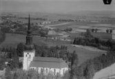 Flygfoto över St. Tuna kyrka.