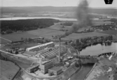 Flygfoto över Dalälven och Kvarnsvedens pappersbruk, Borlänge år 1933.