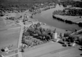 Flygfoto över Dala-Floda och kyrkan år 1966.