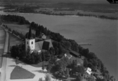 Flygfoto över Svärdsjö kyrka. Läs mer om Svärdsjö kyrka i boken: Dalarnas kyrkor i ord och bild.