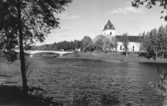 DalsHusby, kyrkan med bron över Dalälven. Läs mer om Husby kyrka i boken: Dalarnas kyrkor i ord och bild.