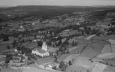 Flygfoto över Bjursås. Läs mer om Bjursås kyrka i boken: Dalarnas kyrkor i ord och bild.