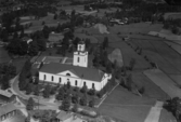 Flygfoto över Bjursås kyrka. Läs mer om Bjursås kyrka i boken: Dalarnas kyrkor i ord och bild.