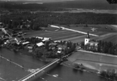 Flygfoto över DalaFloda. Läs mer om Floda kyrka i boken: Dalarnas kyrkor i ord och bild.