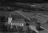 Flygfoto över Våmhus kyrka. Läs mer om Våmhus kyrka i boken: Dalarnas kyrkor i ord och bild.