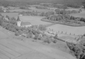 Flygfoto över By kyrkby.