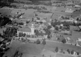 Flygfoto över Boda Kyrkby. Boda kyrka. Läs mer om Boda kyrka i boken: Dalarnas kyrkor i ord och bild.