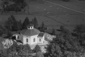 Flygfoto över Silvbergs kyrka. Läs mer om Silvbergs kyrka i boken: Dalarnas kyrkor i ord och bild.