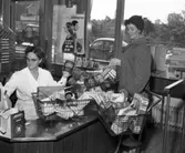 Fru Inga Lisa Svensson storhandlar i Konsums nya butik på Nya Tanneforsvägen 55