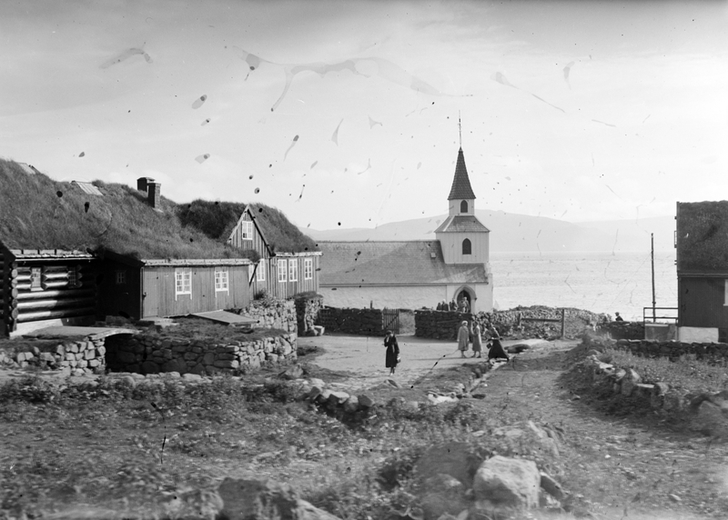 Ólavskirkjan i Kirkjubøur, Færøyene mellom 1939 og 1935. Foto: George Willoughby (Universitetsbiblioteket i Bergen)