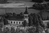 Flygfoto över Folkärna kyrka.