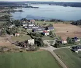 Flygfoto över Folkärna, Sjöviks folkhögskola, 1967.