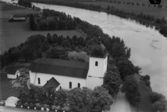 Flygfoto över Husby kyrka.