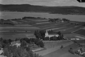 Flygfoto över Insjön. Läs mer om Åhls kyrka i boken: Dalarnas kyrkor i ord och bild.