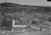 Flygfoto över Siljansnäs. Läs mer om Siljansnäs kyrka i boken: Dalarnas kyrkor i ord och bild.