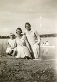 Vid Tulebosjön 1930-tal. Birgit och Edith Westerberg (släktingar från Danmark) samt Nora Krantz (1879 - 1955).