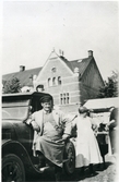 Västerås.
Ernst och Elin Sjögren på Stora torget, 1920-talet.