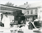 Västerås.
Ernst och Elin Sjögren på Stora torget, 1920-talet.