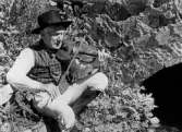 Holger Karlsson spelar fiol i folkdräkt, 1981