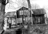 Gösta Winberg vid hus i Hovsta, 1970-tal