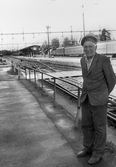 Holger Karlsson vid Frövi station, 1986