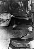 Arbetare på kokkärlsfabriken i Hagaby, 1930-tal