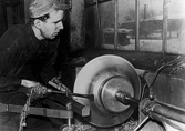 Tryckning av syltkittel på Kokkärlsfabriken i Hagaby, 1930-tal