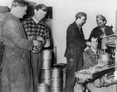 Arbetare på kokkärlsfabriken i i Hagaby, 1930-tal