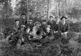Utflykt med grammofon till skogarna i Hovsta, 1920-tal