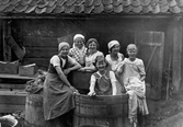 Kvinnor vid bykkar i Förlunda, 1916 ca
