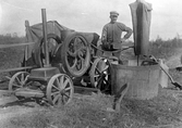 Karl Andersson visar en fotogenmotor i Hovsta, ca 1900