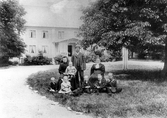 Familjen Eriksson framför Lunds gård i Hovsta, 1910