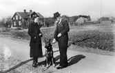 Elsvig och Ivar Eriksson med hund i Hovsta, 1930-tal