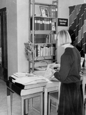 Bibliotekarien Gunilla Lindholm på biblioteket i Lillån, 1985