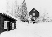 Lada och huvudbyggnad på gården Fjärndeln, 1985
