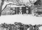 Stenmur framför huvudbyggnaden och korsvirkeslada på Gården Fjärndeln i Yxta i Hovsta, 1985