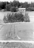 Åkrarna vid gården Fjärndeln i Yxta i Hovsta, 1975