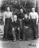 Skollärare Lars Ersson och en grupp kvinnor i Hovsta, 1890-tal