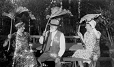 Grupp i Hovsta med rabarberblad, 1930-tal