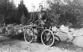 Man med cykel vid Solstugan i Hovsta, 1938