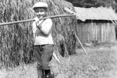 Pojke med räfsa i Yxstabacken i Hovsta, ca 1925