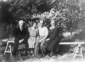 Grupp på bänk i Nysäter i Hovsta, ca 1947