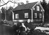Barn med hundar i Tallebo i Hovsta, 1940-tal