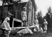 Lekande barn vid Solstugan i Hovsta, 1920-tal
