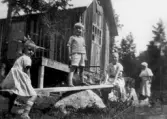 Lekande barn vid Solstugan i Hovsta, 1920-tal