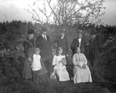 Familj framför kameran i Hovsta, 1920-tal