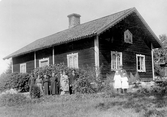 Familj framför hus i Gröndal i Hovsta 1920-tal