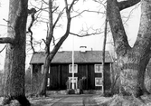 Huvudbyggnaden på gården Fjärndeln i Yxta i Hovsta, 1976